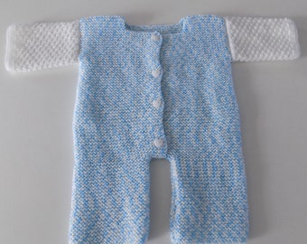 Combinaison manches longues pour bébé tricotée main , coloris bleu ciel chiné blanc , taille 3/6 mois.