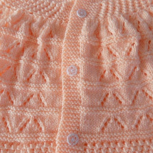 Robe pour bébé tricotée main , coloris saumon , taille 3 à 6 mois. image 5