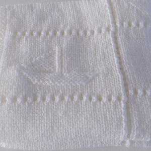 Manta pequeña para bebé tejida a mano, estampado de veleros, color blanco.