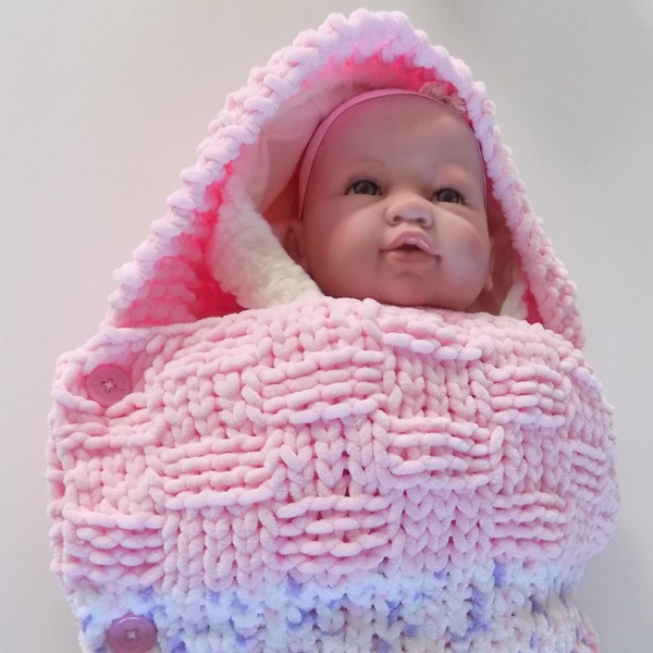 Porte bébé nid d'ange tricoté main grosse laine douce coloris rose blanc et mauve taille prémas naissance.