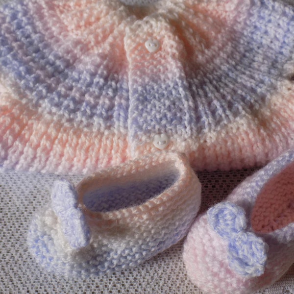Brassière gilet manches courtes et chaussons forme ballerines assortis,pastel multicolore, au tricot,taille 3 à 6 mois.