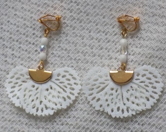 Boucles d'oreille clips ,perle à facettes en cristal , perles de verre ,pendentif éventail tissu , coloris or et blanc .