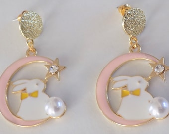 Boucles d'oreille fantaisies dorées ,grand pendentif lapin blanc lune rose , perle ivoire , strass.