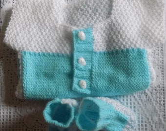 Babyset, Strampler und Hausschuhe handgestrickt, türkisblau und weiß, Geburtsgröße, 1 Monat.