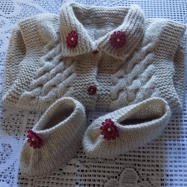 Ensemble robe et chaussons , forme ballerine , pour bébé , réalisé à la main au tricot , coloris beige et bordeaux , taille 3/6 mois.