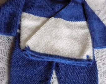 Handgefertigtes Set aus BH und Hose für Babys aus Strick, in den Farben Königsblau und Weiß, Größe 6/9 Monate.