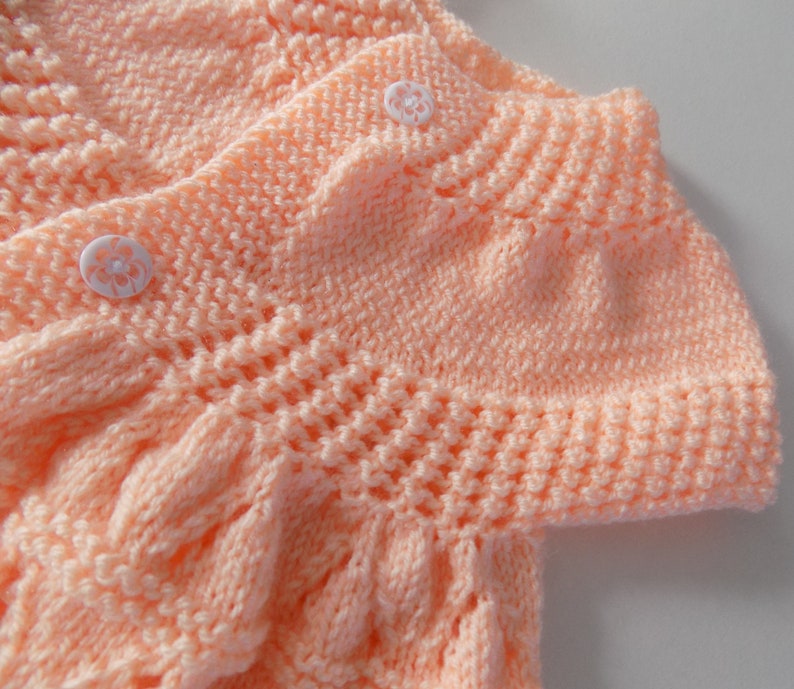 Robe pour bébé tricotée main , coloris saumon , taille 3 à 6 mois. image 6