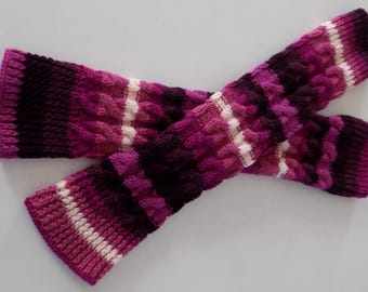 Paar handgestrickte Beinstulpen/Gamaschen in verschiedenen Farben (Fuchsia, Himbeere, Burgunderrot, Weiß).