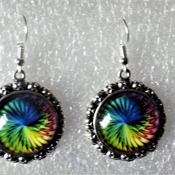 Boucles d'oreille argent,cabochon verre,motif spirale multicolore.