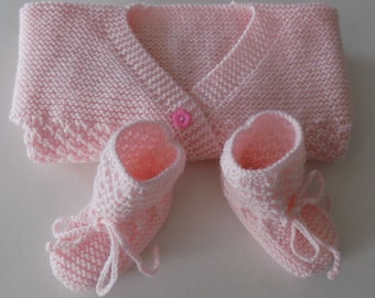 Ensemble bébé , brassière croisée et chaussons , tricoté main , coloris rose pâle , taille 0/3 mois.