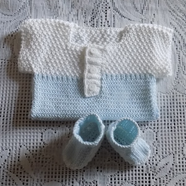 Ensemble layette barboteuse et chaussons tricoté main en  100 % coton , coloris bleu ciel et blanc , taille naissance , 1 mois.