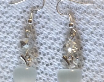 Boucles d'oreille argent et blanc,perle cristal swarovski,breloque petite pomme.