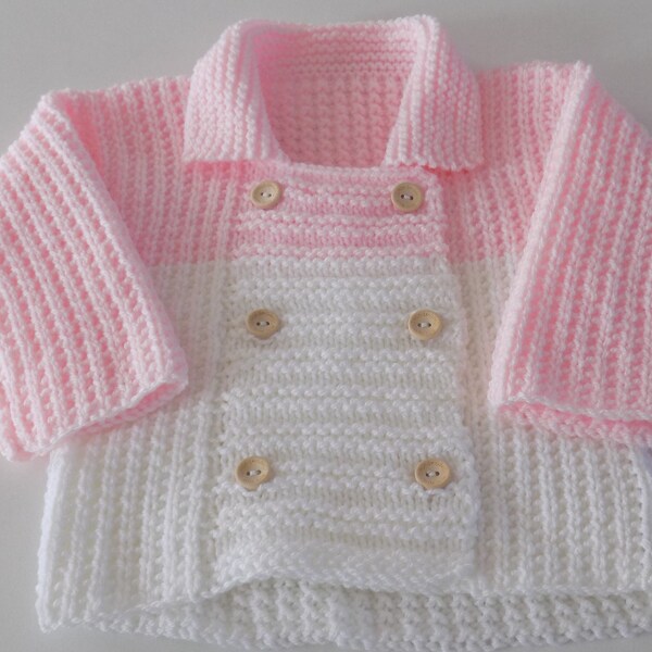 Veste gilet pour bébé tricoté main , coloris rose et blanc , taille 6 à 9 mois.