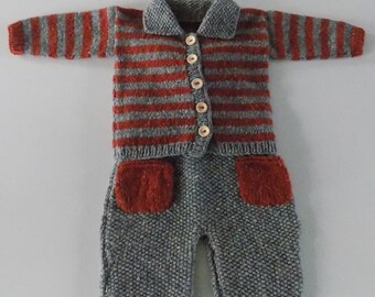 Ensemble pour bébé tricoté main , salopette courte et gilet assorti , coloris gris et roux , taille 3/4 mois.