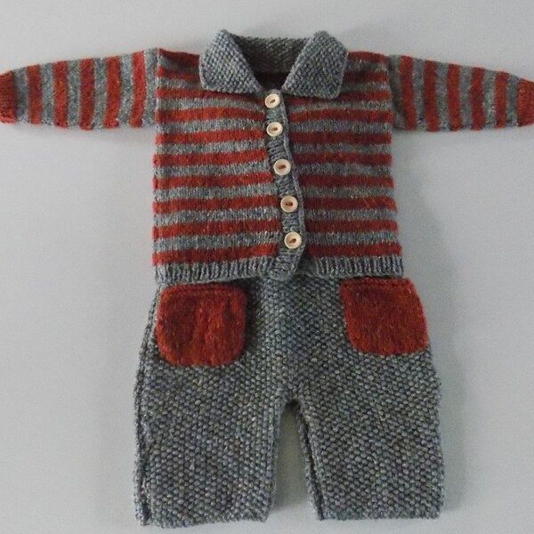 Ensemble pour bébé tricoté main , salopette courte et gilet assorti , coloris gris et roux , taille 3/4 mois.