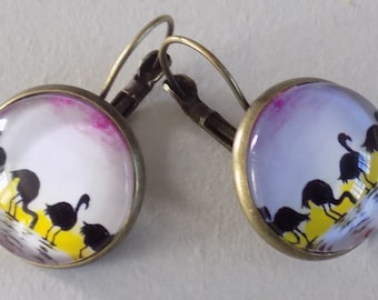 Boucles d'oreille dormeuses bronze , cabochon en verre , motif flamands roses , coloris rose/jaune/noir.