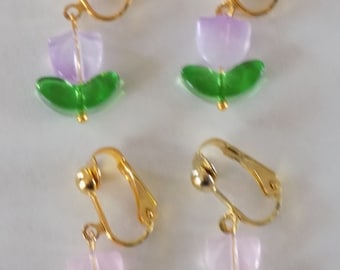 Ohrclips, Tulpenblume, Gold und blassrosa oder lila Farben.