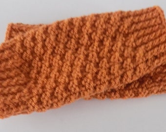 Paire de jambières guêtres pour bébé tricotée main , coloris terre de sienne , taille 6/10 mois.