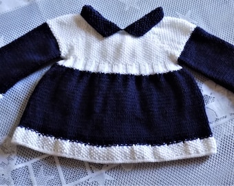 Robe bébé réalisée main au tricot,coloris bleu-marine et blanc,taille 3 à 6 mois.