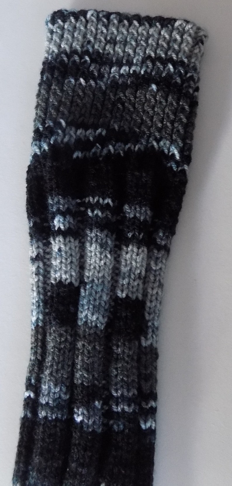 Paire de jambières hautes pour femmes tricotée main , coloris noir et tons de gris. image 4