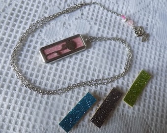 Collier pendentif diffuseur de parfum , pendentif  rectangle , motif rose , perle de verre , perle métal  , coloris argent et rose.