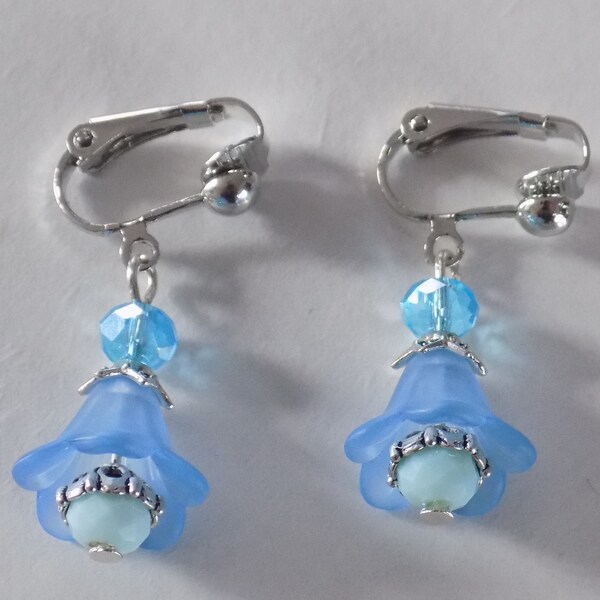 Boucles d'oreille clips clochette fleur , perle de verre , perle cristal , coloris argent et bleu.