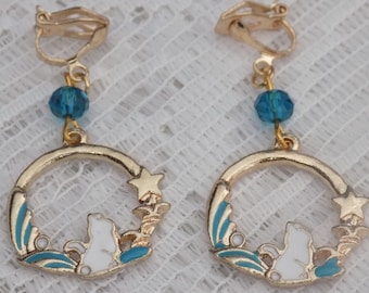 Boucles d'oreille clips , perle de verre , pendentif créole ,  motif chaton , nuages , étoiles , coloris or , bleu , blanc.