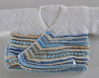 Handgestrickte gekreuzte BH-Weste für Babys in Weiß, Blau, Beige, Größe 3 Monate bis 6 Monate.