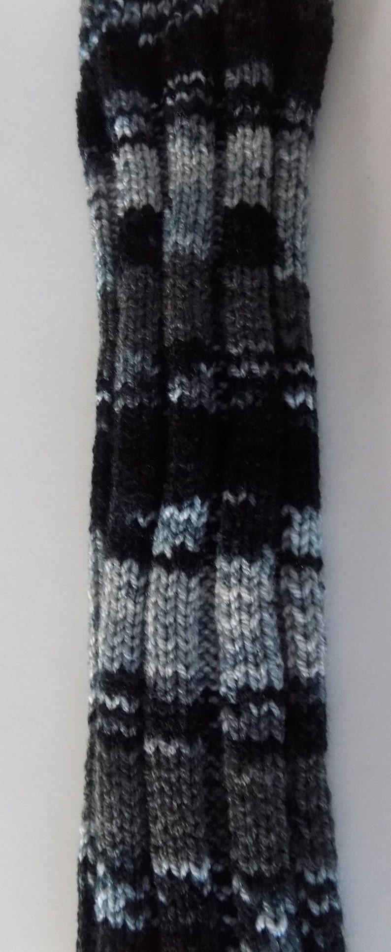 Paire de jambières hautes pour femmes tricotée main , coloris noir et tons de gris. image 6