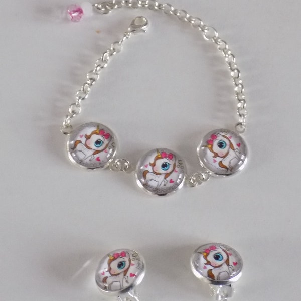 Parure bijoux enfant , bracelet et boucles d'oreille clips, cabochons en verre motif licorne , coloris argent/ blanc/rose.