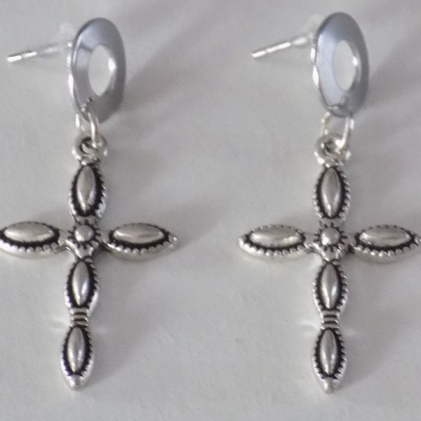 Boucles d'oreille pendantes fantaisies , support rond , pendentif croix ciselée , coloris argent.