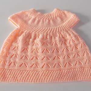 Robe pour bébé tricotée main , coloris saumon , taille 3 à 6 mois. image 1