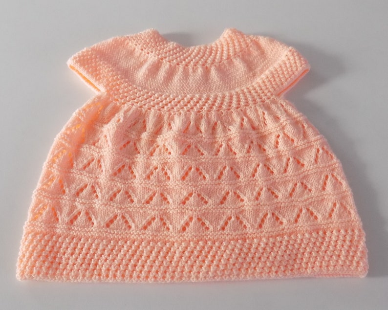 Robe pour bébé tricotée main , coloris saumon , taille 3 à 6 mois. image 1