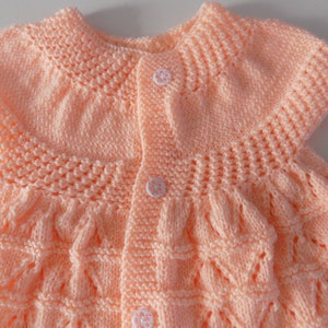 Robe pour bébé tricotée main , coloris saumon , taille 3 à 6 mois. image 7
