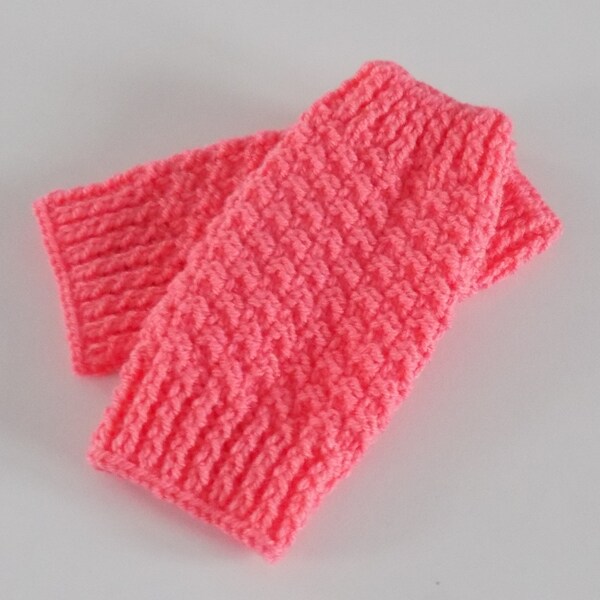 Paire de jambières , guêtres pour bébé , tricotée main , coloris corail , taille 6 à 8 mois.