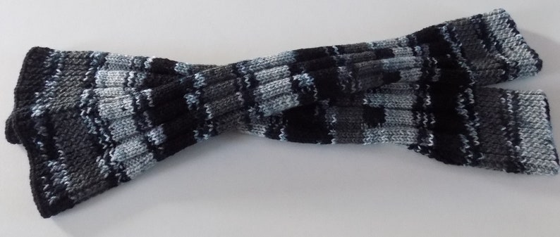 Paire de jambières hautes pour femmes tricotée main , coloris noir et tons de gris. image 9