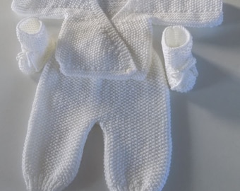 Ensemble pour bébé : pantalon , brassière croisée et paire de chaussons , coloris blanc , taille prématurés , naissance.