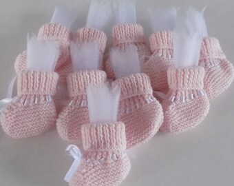 Baptême , Baby-Shower , lot de 10 petits chaussons contenants à dragées  , tricoté main , coloris rose et blanc.