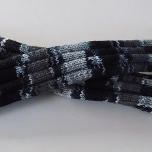 Paire de jambières hautes pour femmes tricotée main , coloris noir et tons de gris. image 8