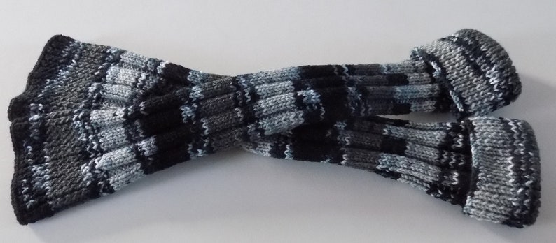 Paire de jambières hautes pour femmes tricotée main , coloris noir et tons de gris. image 8