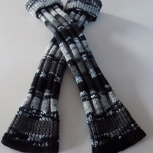 Paire de jambières hautes pour femmes tricotée main , coloris noir et tons de gris. image 7