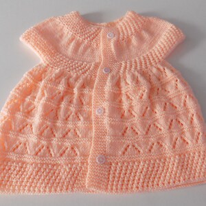 Robe pour bébé tricotée main , coloris saumon , taille 3 à 6 mois. image 2