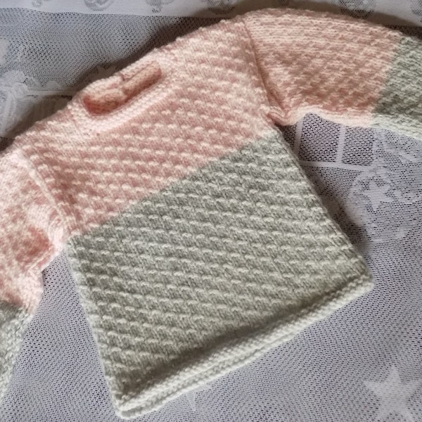 Pull fantaisie pour enfant coloris rose et gris clair,réalisé à la main  au tricot en taille 2/3 ans.