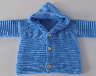 Manteau paletot à capuche tricoté main , coloris bleu , taille /4 mois.