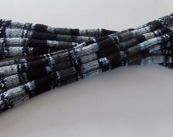 Paire de jambières hautes pour femmes tricotée main , coloris noir et tons de gris.