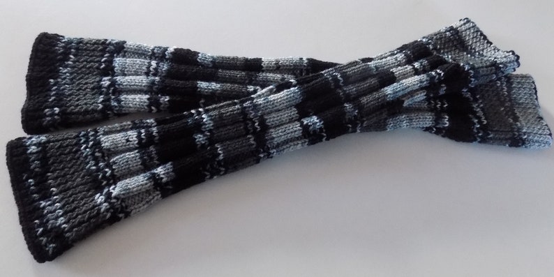 Paire de jambières hautes pour femmes tricotée main , coloris noir et tons de gris. image 1