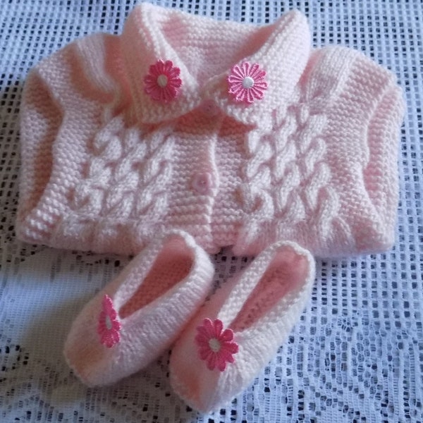 Ensemble robe et chaussons , pour bébé réalisé à la main au tricot , coloris rose pâle , fleurs en dentelle, taille 0/ 3 mois.