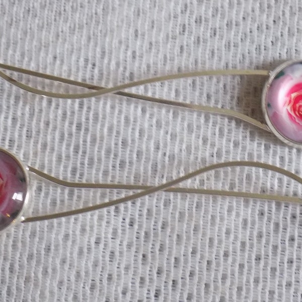 Barrette,pince à cheveux argent,cabochon rond en verre,motif rose,coloris fuchsia,rose pâle et une touche de vert.