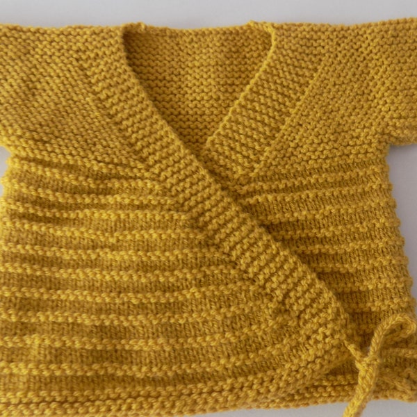 Brassière croisée  gilet pour bébé tricoté main , coloris jaune moutarde , taille naissance à 3/4 mois.