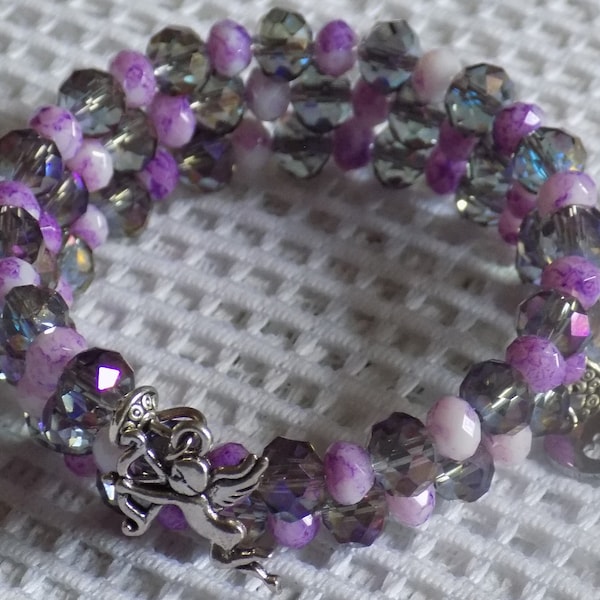 Bracelet 3 tours fil mémoire , perles en cristal , perles de verre , breloques coeur et cupidon , coloris argent , violet , mauve , blanc.